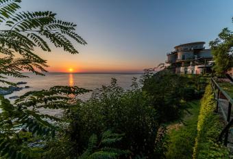 Villa Alcado has Balcony rooms