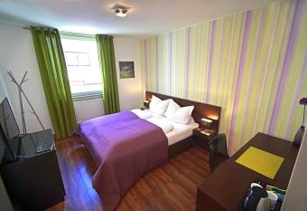 Hirsch Hotel Hanau allows 18 year olds to book a room