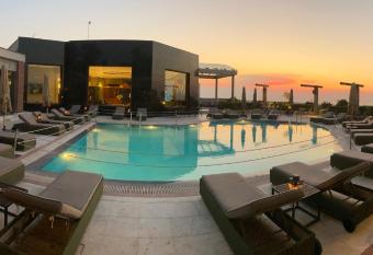 Royal Hotel Thessaloniki allows 18 year olds to book a room