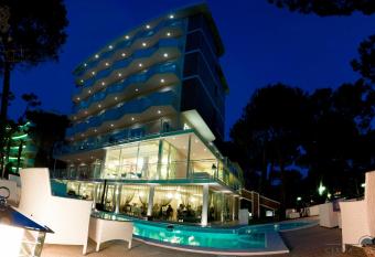 Hotel Kent has Balcony rooms