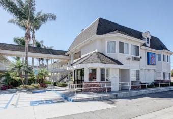 Motel 6 Westminster North allows 18 year olds to book a room