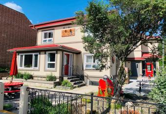 Jasper Downtown Hostel allows 18 year olds to book a room