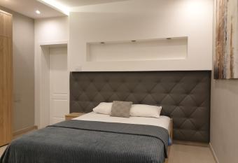 Gold Crown Apartments has rooms with a private hot tub