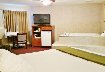 Alpine Motel has rooms with a private hot tub