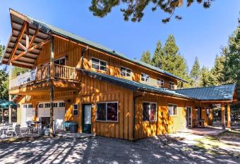 DiamondStone Guest Lodges has Balcony rooms