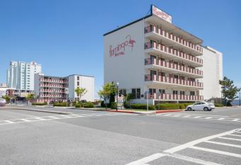 Flamingo Motel has Balcony rooms