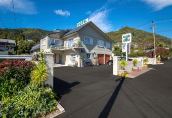 Aldan Lodge has rooms with a private hot tub