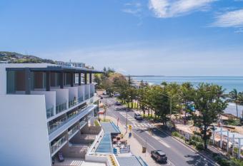 Echelon Apartments Yeppoon has rooms with a private hot tub