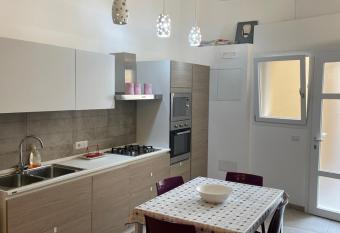 Recente costruzione, centrale, tutti i comfort allows 18 year olds to book a room