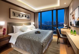 Somerset Baitang Suzhou has rooms with a private hot tub