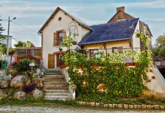 la Passerelle allows 18 year olds to book a room