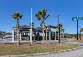 Quality Inn Brunswick has Smoking rooms