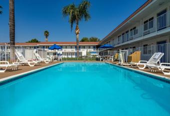 Motel 6-Sepulveda, CA - Los Angeles - Van Nuys - North Hills allows 18 year olds to book a room