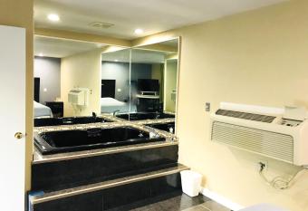 Chisholm's Motor Inn has Balcony rooms