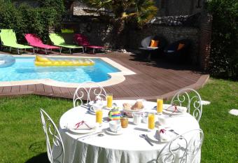 Le Clos Elisa allows 18 year olds to book a room