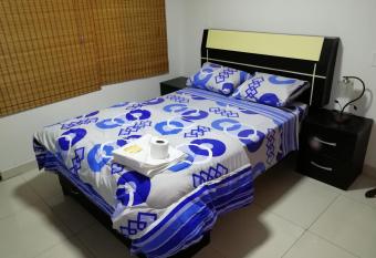 Maxy s Inn Hotel & Suite has rooms with a private hot tub