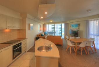 Cilento Mooloolaba has rooms with a private hot tub