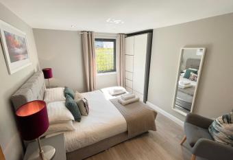 Urban Living s - The Wesley Beautiful City Centre Apartment with Balcony has Balcony rooms