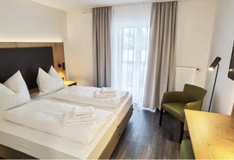 Waldschl    l has Balcony rooms