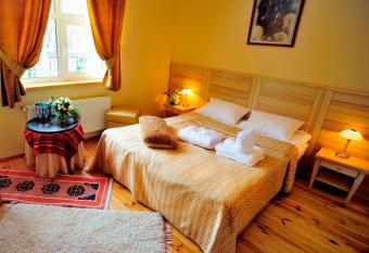 Seasons SPA Boutique Hotel has rooms with a private hot tub