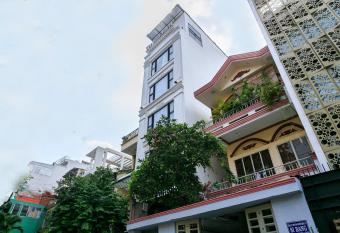 The Blue Airport Hotel allows 18 year olds to book a room
