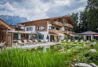 Flora - Das kleine Gartenhotel has Balcony rooms