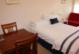 Leura Fairways East allows 18 year olds to book a room