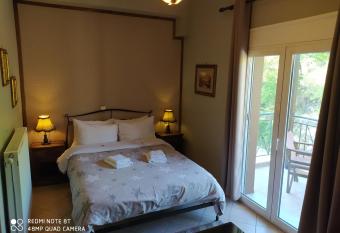 Xenonas Sta Tzakia has Balcony rooms