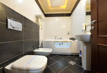 Hotel Sucevic Garni has rooms with a private hot tub