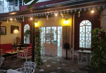 Casa Blanca Adrogu   allows 18 year olds to book a room