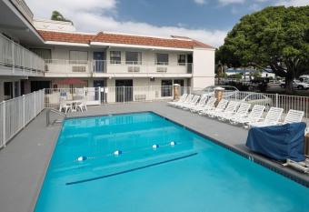 Motel 6 Carlsbad East Ca has Smoking rooms