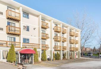 Days Inn by Wyndham Colchester Burlington has Balcony rooms