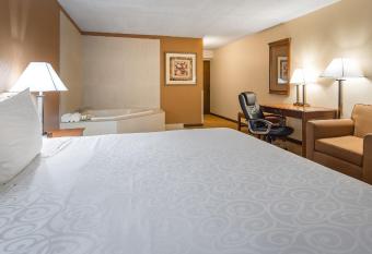 Best Western Inn of St. Charles has rooms with a private hot tub