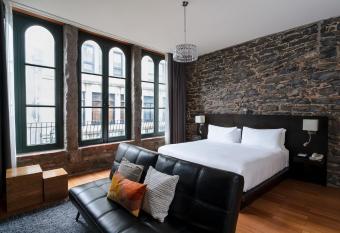 Le Petit Hotel Vieux-Montreal - Saint-Paul allows 18 year olds to book a room