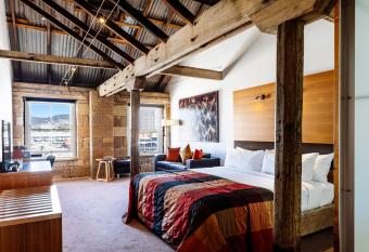 The Henry Jones Art Hotel has rooms with a private hot tub