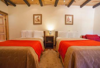 Hotel Adobe y Teja has rooms with a private hot tub