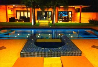 Siam Star Luxury Villa has rooms with a private hot tub