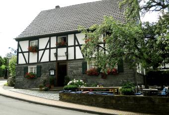 Am Alten Fronhof allows 18 year olds to book a room