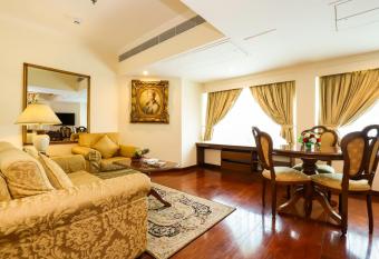 Hotel The Royal Plaza has rooms with a private hot tub