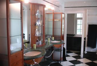 Villa Oasis has rooms with a private hot tub