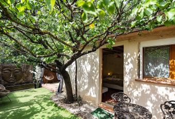 Studio romantique jacuzzi ou spa balneo privatif et jardin Au temps des cerises La Ciotat has rooms with a private hot tub