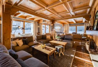 H  tel La Grange d Arly has Balcony rooms