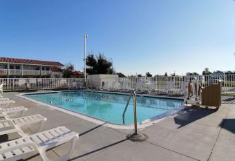 Motel 6 Amarillo Airport allows 18 year olds to book a room