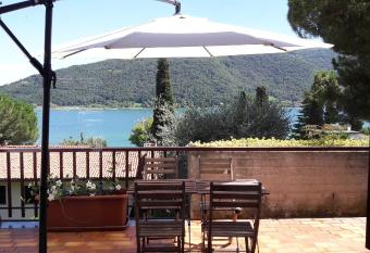 Terrazza sul lago di Iseo has Balcony rooms