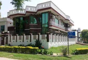 Executive Galaxy Guest House has rooms with a private hot tub