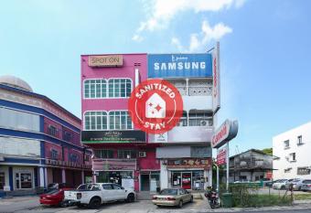 SPOT ON 89796 D noor Budget Inn allows 18 year olds to book a room