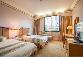 Panyu Hotel has rooms with a private hot tub