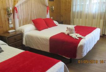 Hotel Playa Samil Vigo has rooms with a private hot tub