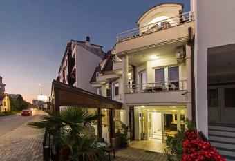 Villa Veron has Balcony rooms