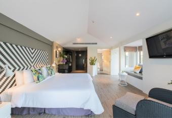 Burasari Phuket Resort & Spa has rooms with a private hot tub